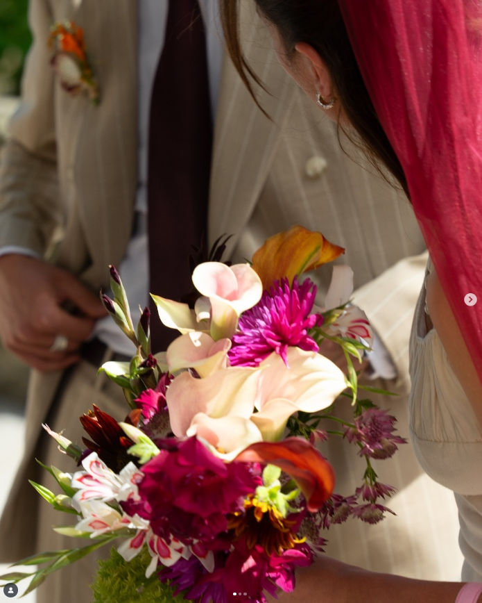 Bouquet d'abonnement floral posé sur une table élégante.