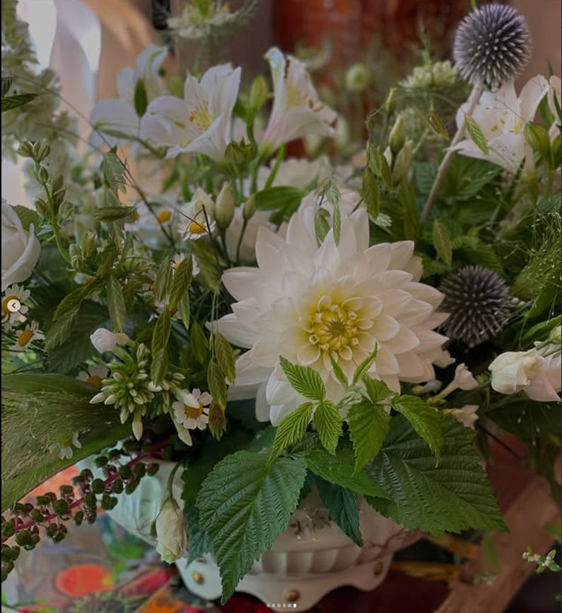 Décoration de mariage avec une arche florale en arrière-plan.