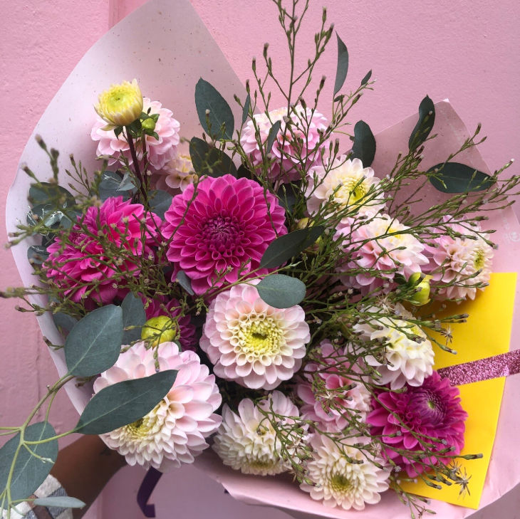 Décor de table floral pour un dîner.