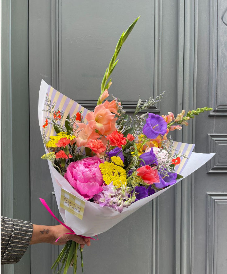 Bouquet de fleurs séchées dans des tons naturels et beiges.