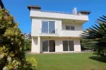Büyükçekmece'de Deniz Manzaralı Çağdaş Şık Villa
