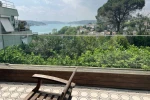 Yeniköy'de Site İçinde Manzaralı ve Teraslı Şık Daire
