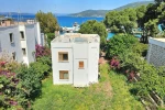 Bodrum Torbada Satılık Denize 20 metre mesafede 950 m2 Arsa içinde Tam Müstakil 4+1 Villa ve 1+1 Daireler