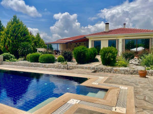 Single-Storey Modern Farmhouse on a Spacious Plot in Üzümlü!