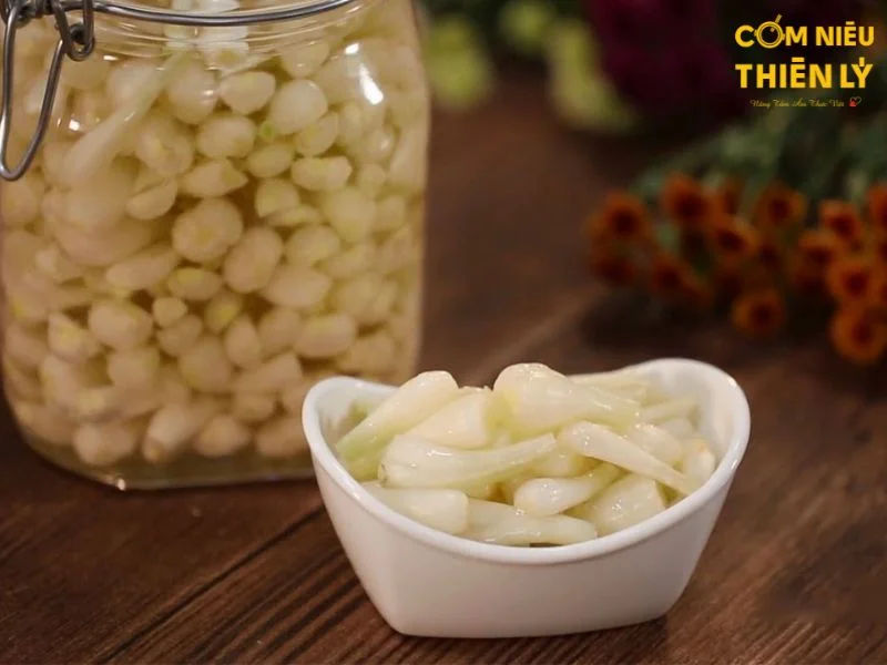 Củ kiệu ăn kèm với bánh chưng, bánh tét hoặc cơm nóng đều ngon và hấp dẫn