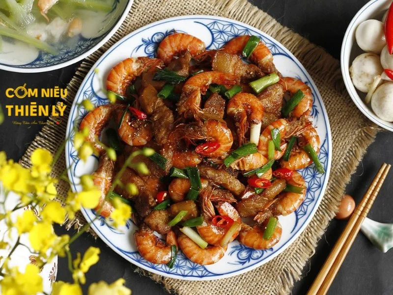 Tôm rang thịt ăn cùng cơm trắng và canh bầu là sự kết hợp hoàn hảo