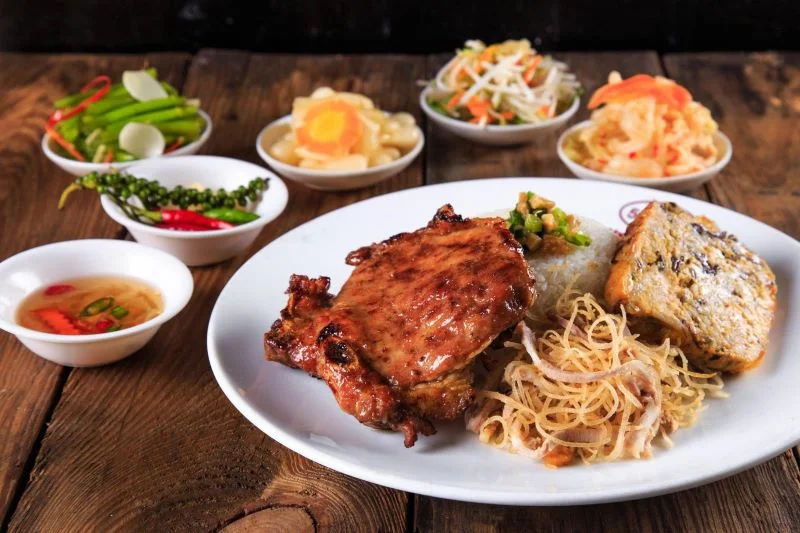 Suất cơm trưa sườn, bì, chả đủ dinh dưỡng tại cơm tấm Thuận Kiều