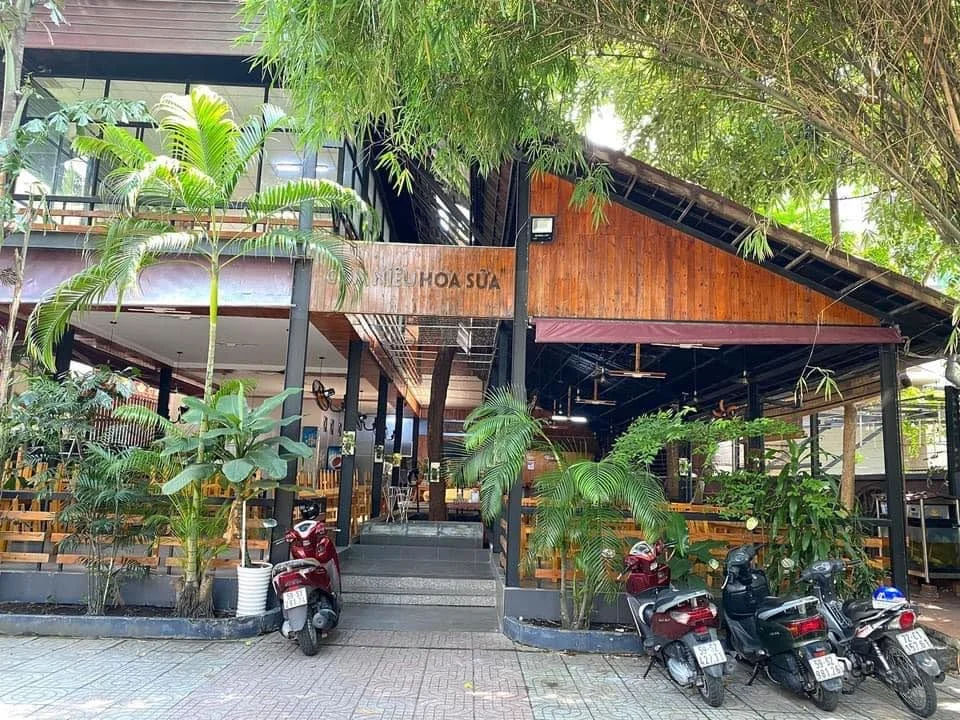 Experience the authentic flavor of Com Nieu Hoa Sua!