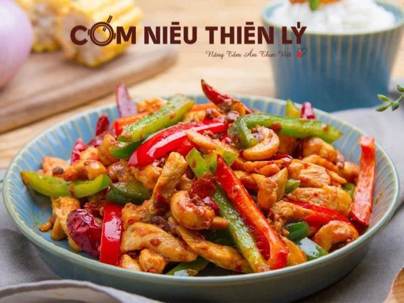 The office lunch with the main dish being stir-fried chicken breast with bell peppers