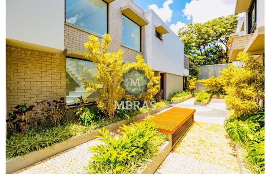 Linda Casa de Condominio no Bairro de  Moema SP,  3 suítes e  355m2