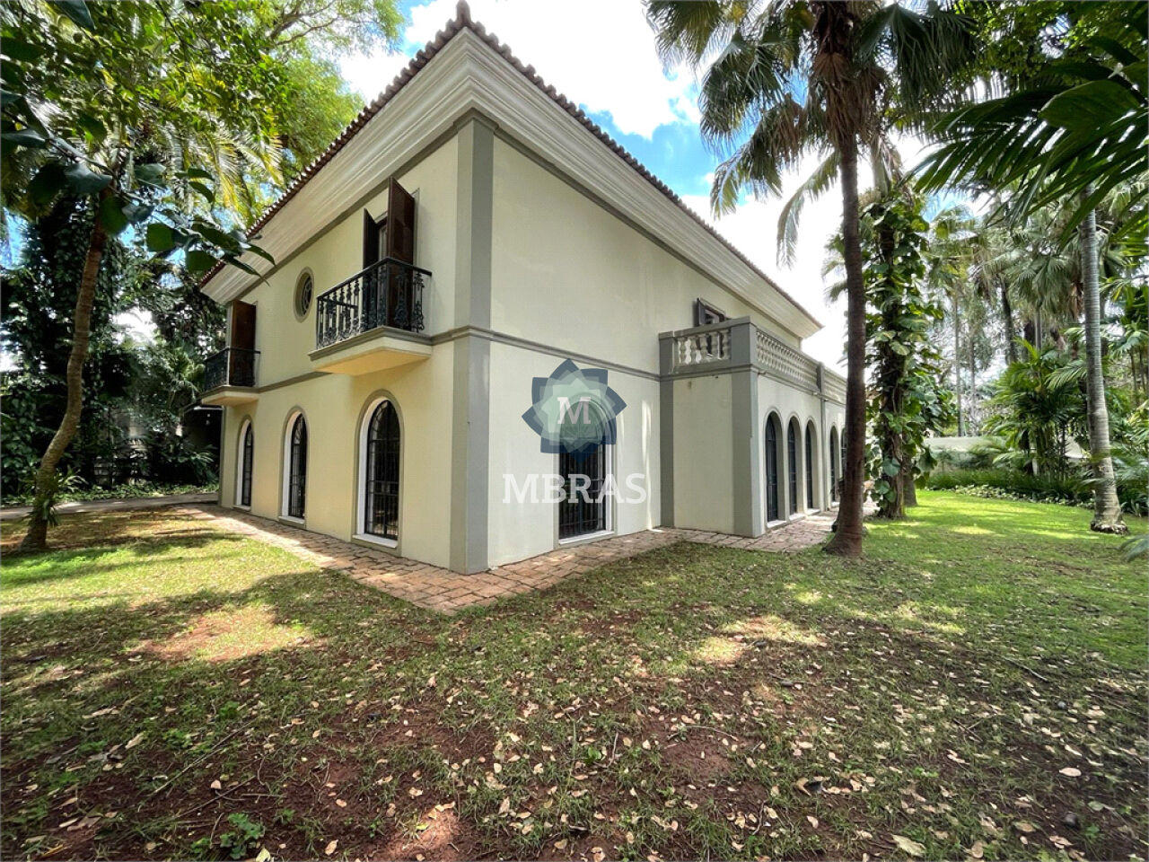 Maravilhosa casa no melhor estilo colonial no coração do Jardim América.