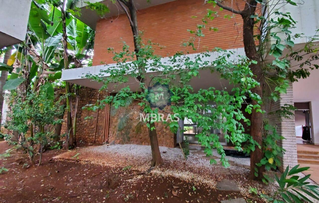 Joia no Jardim Paulista.  Casa com 1242m² de área total e 670m² de área construída