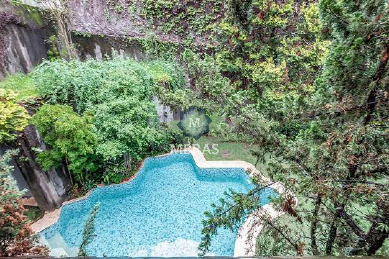 Linda Casa Estilo Europeu no Coração do Jardim Guedala
