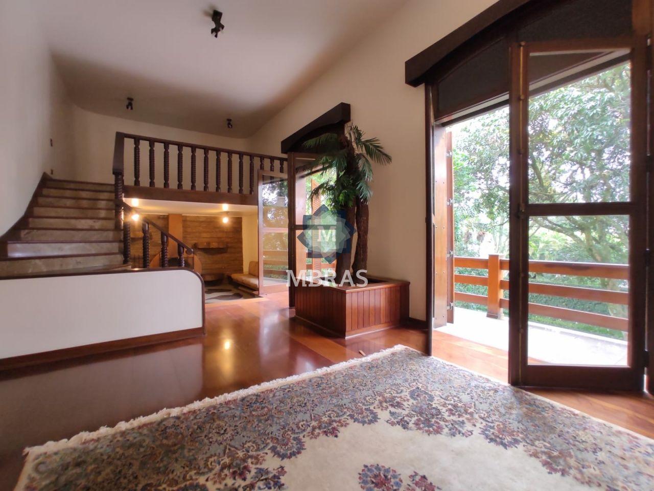 Linda Casa Extremamente Arborizada no Coração do Jardim Guedala