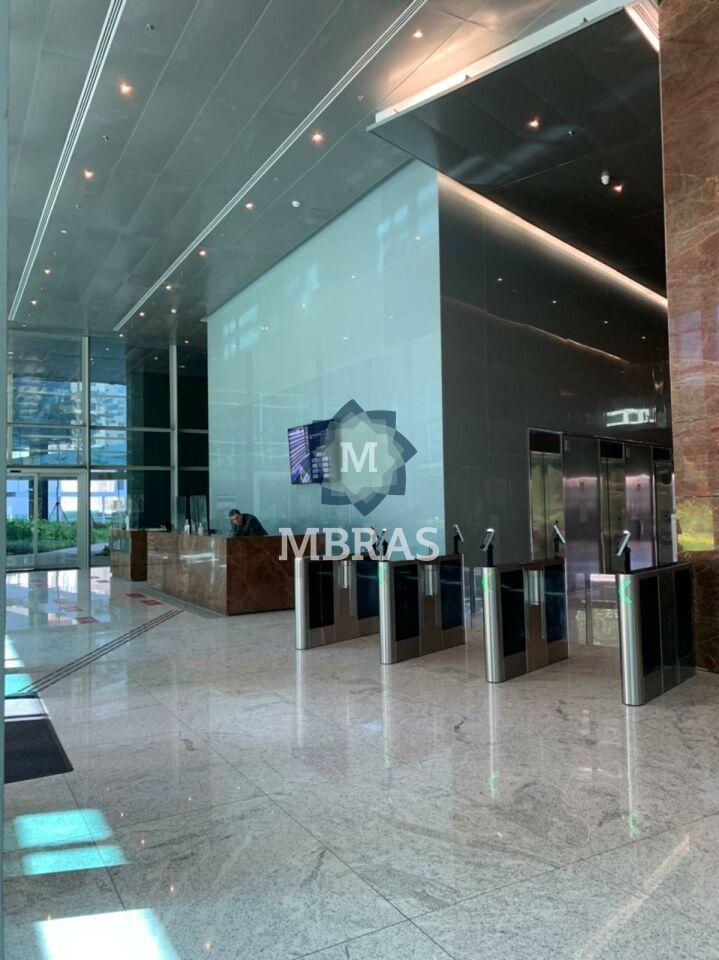 Conjunto comercial em prédio triple A