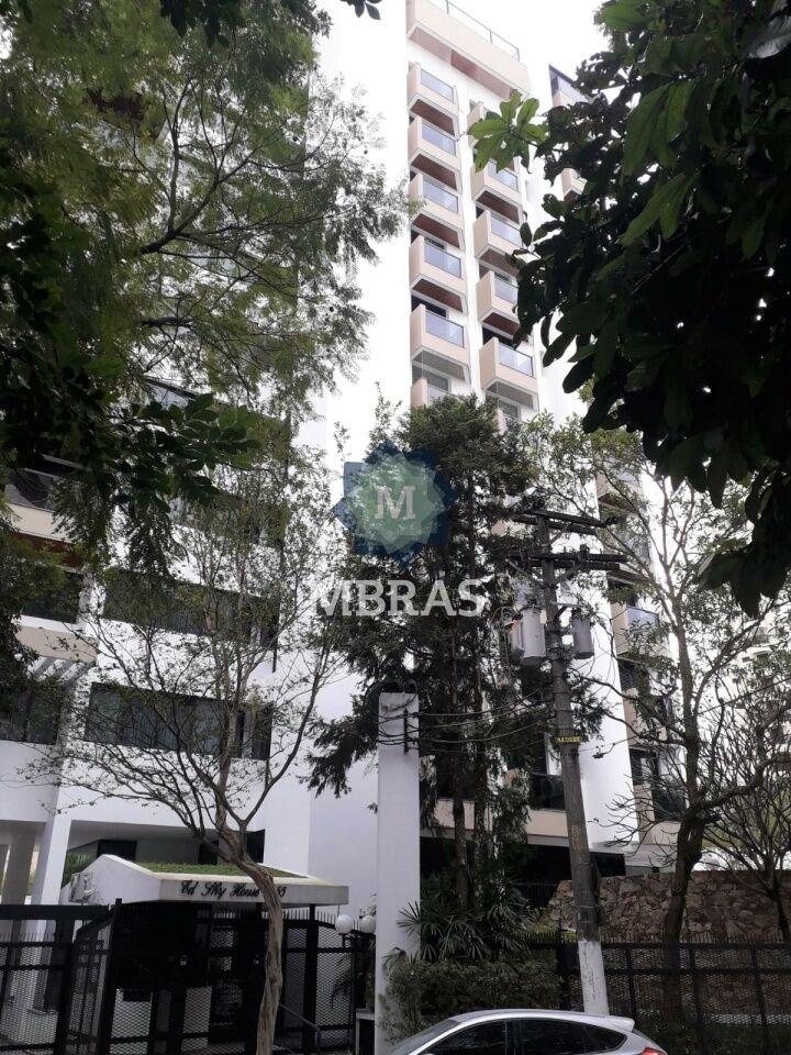 Apartamento amplo com vista livre em rua silenciosa.