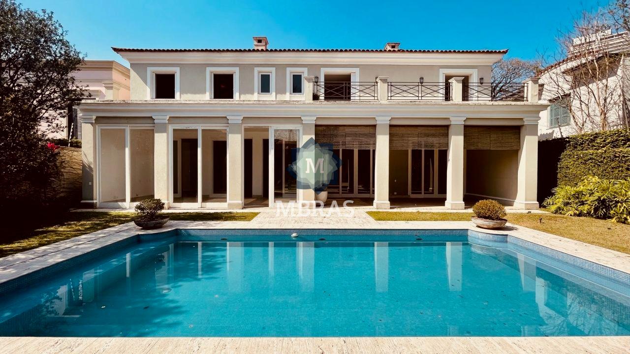 Maravilhosa residência no coração do Jardim Europa no melhor estio neoclássico.