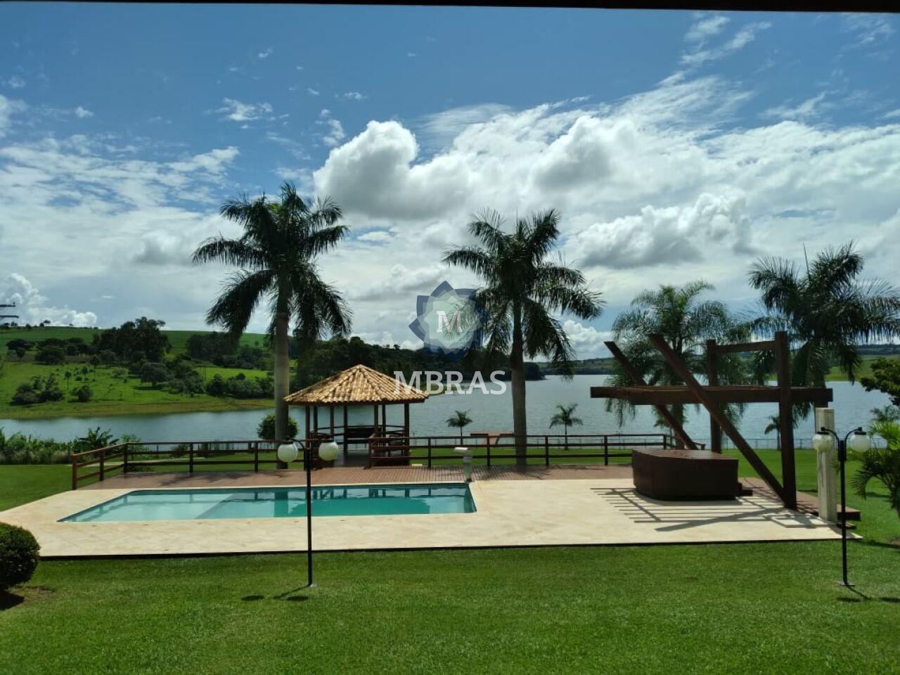 Sítio na beira da represa