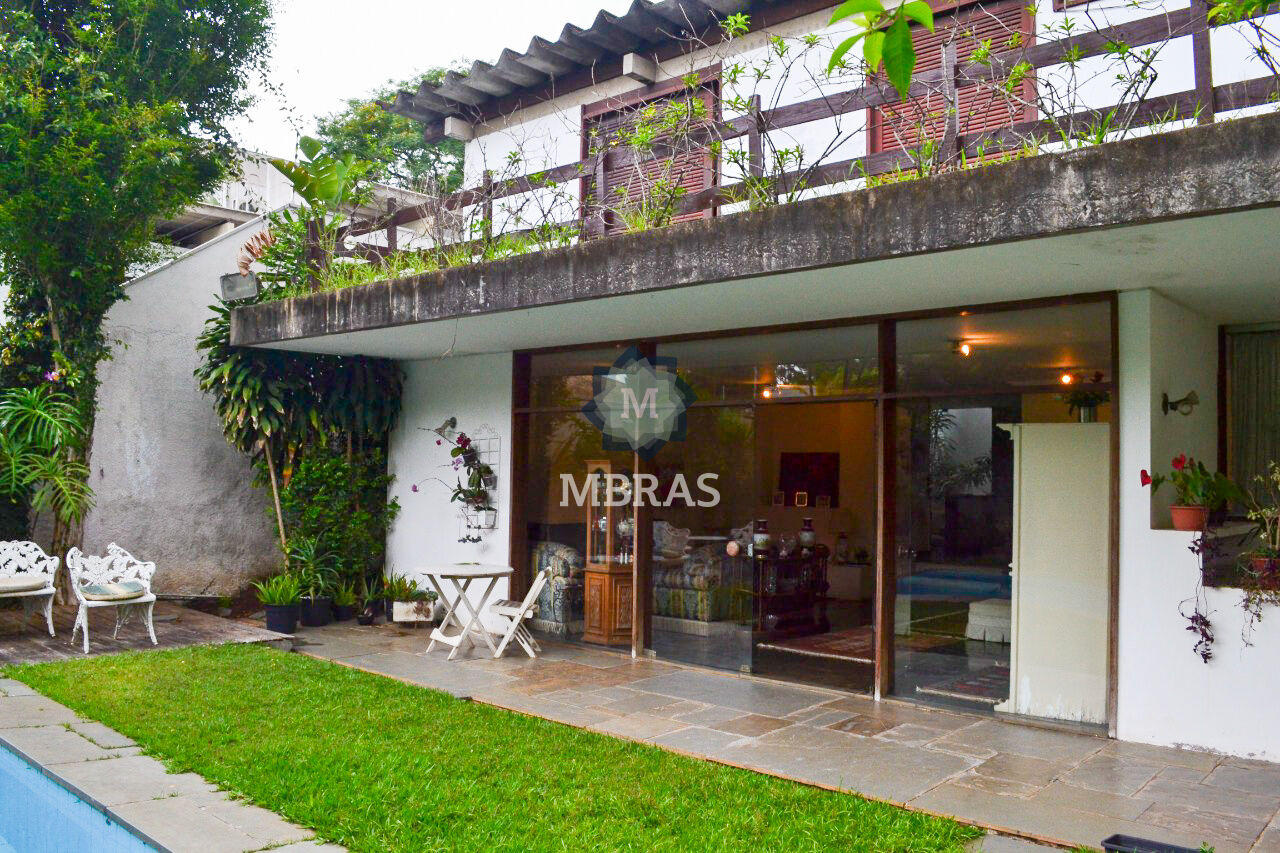 Casa com 4 Quartos sendo 3 Suites dentro de 600m² à Venda no JD. Guedala