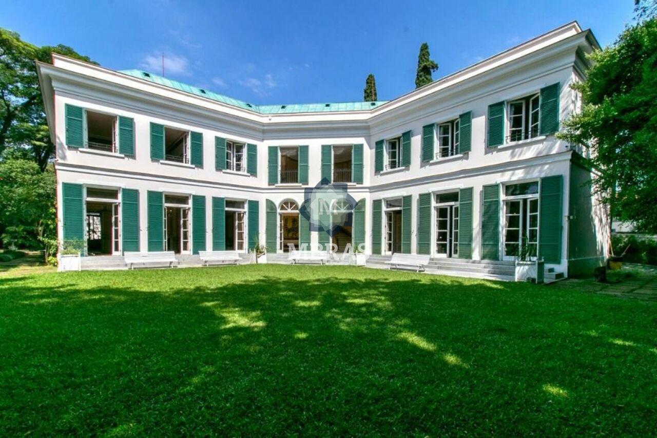 Jean Seine assina este ícone de arquitetura francesa no coração do Jardim Europa.