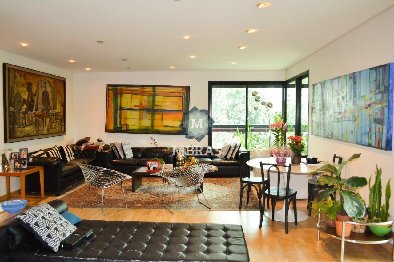 Apartamento 242m2, ampla iluminação natural. Suite principal com hidromassagem.