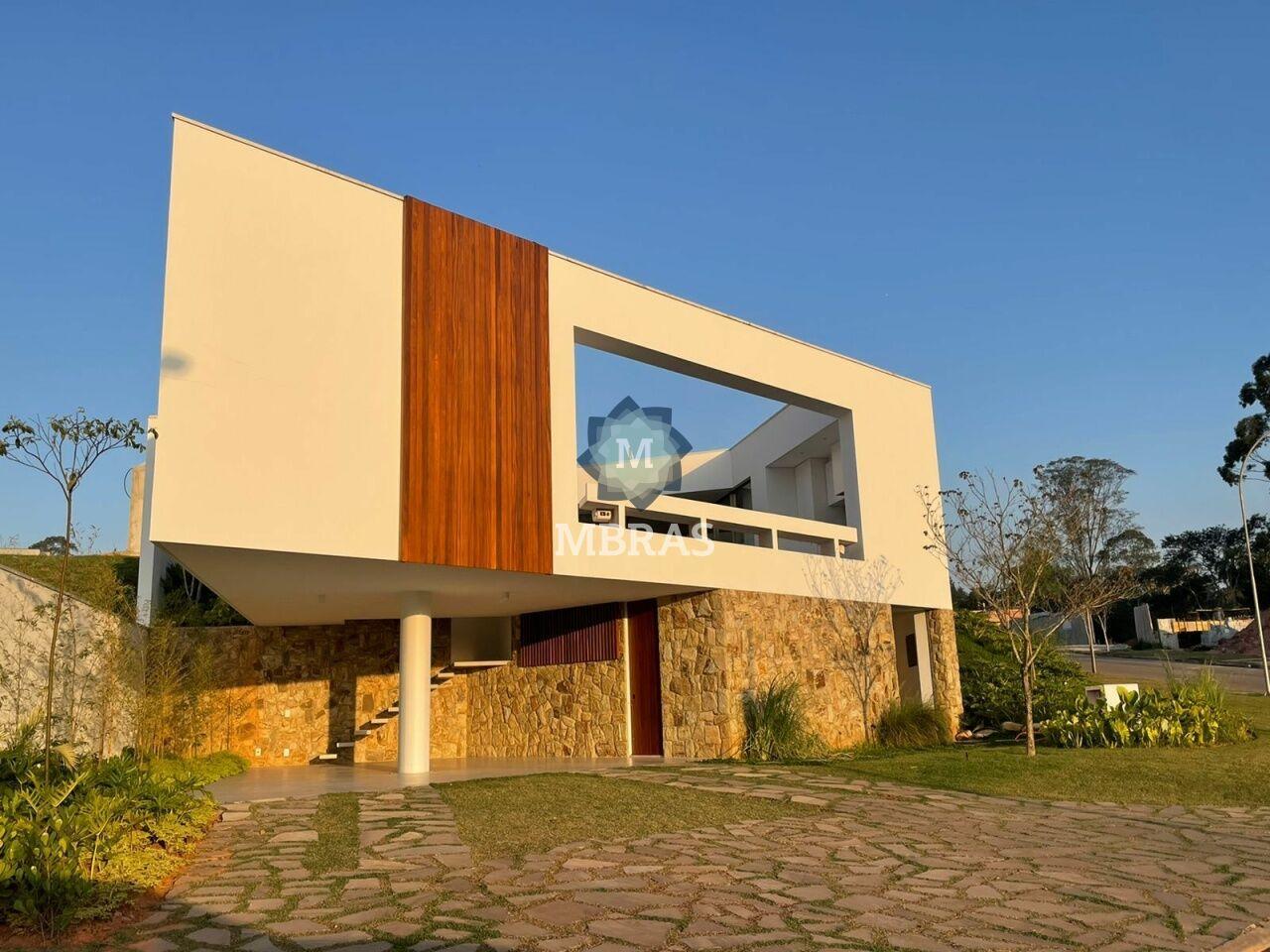 Casa alto padrão por Felipe Hess