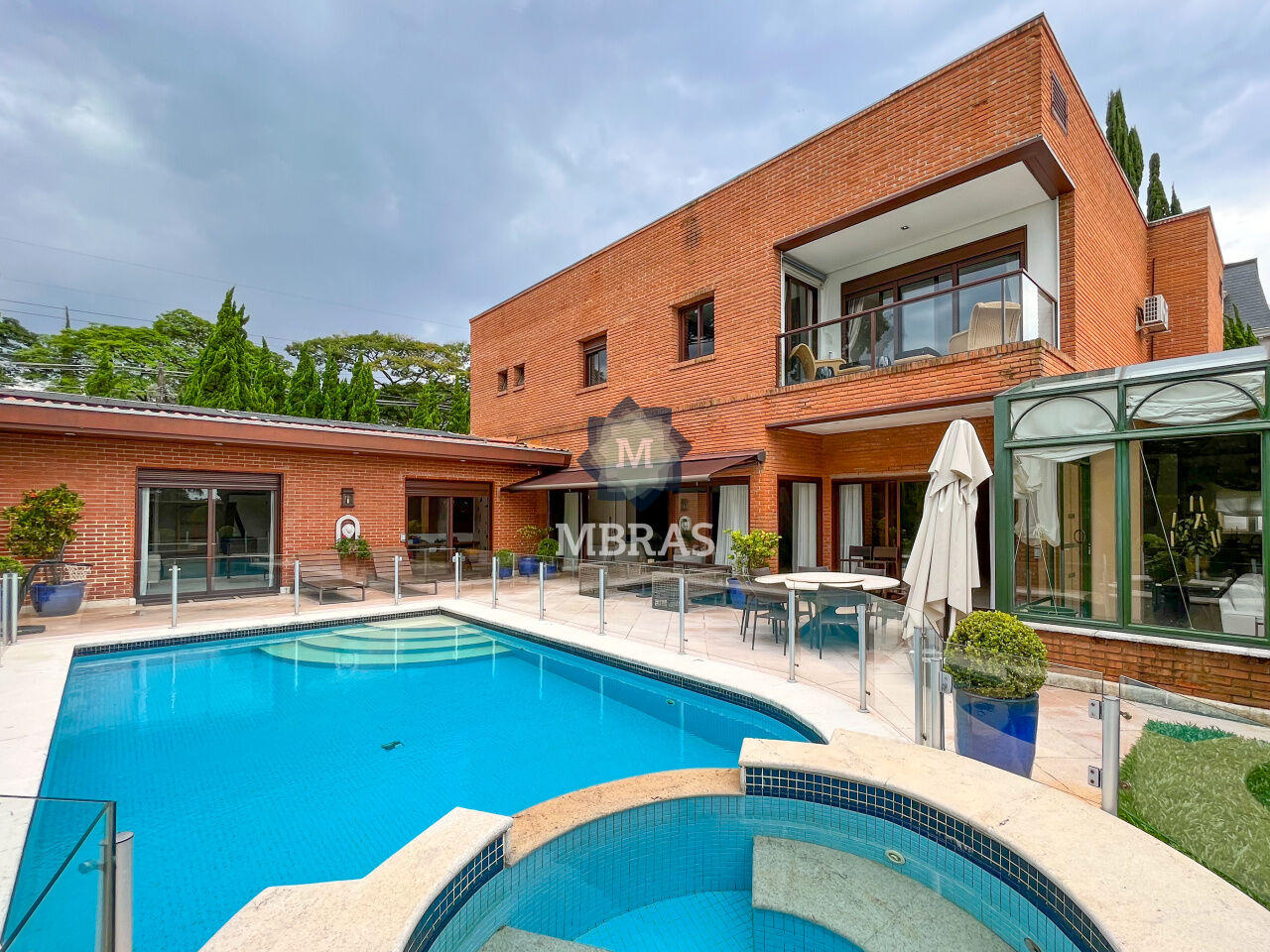 Linda casa com acabamento de primeira linha na melhor rua do Jardim Guedala