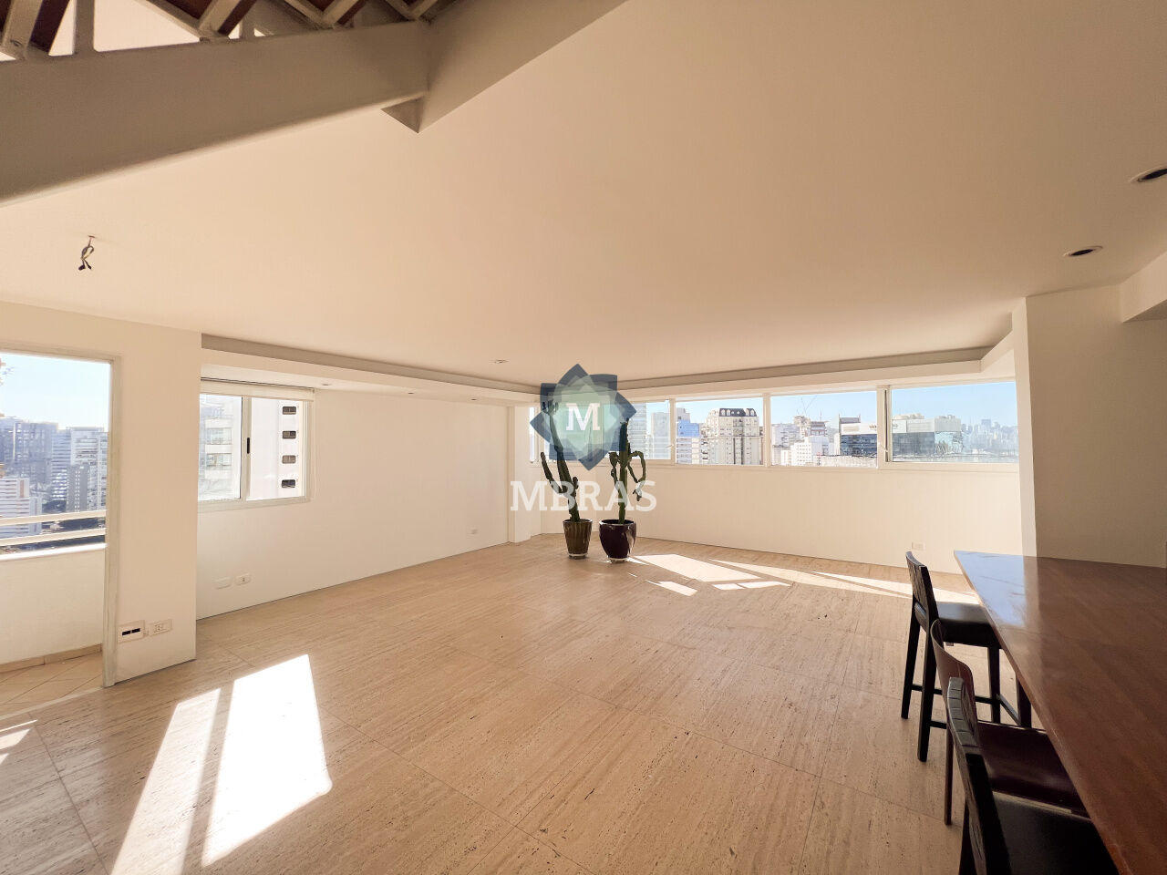 TRIPLEX COM LOCALIZAÇÃO PRIVILEGIADA NA VILA NOVA CONCEIÇÃO