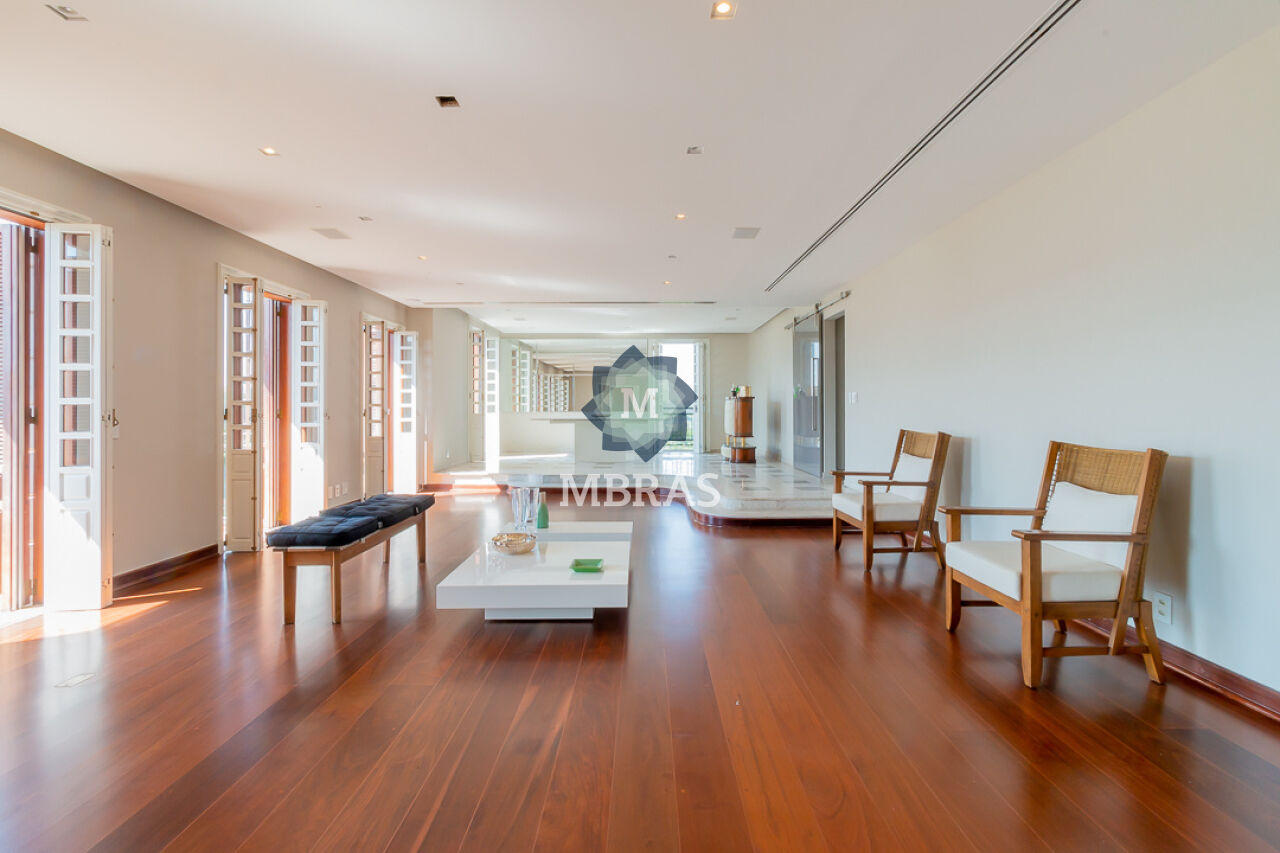 Apartamento no melhor estilo neoclassico com o moderno reformado