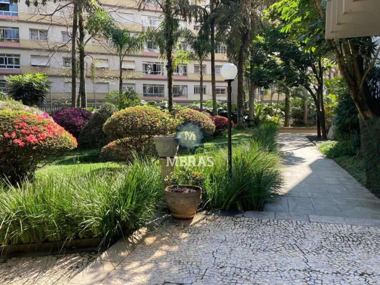 LINDO APARTAMENTO EM CONDOMÍNIO COM LOCALIZAÇÃO PRIVILEGIADA