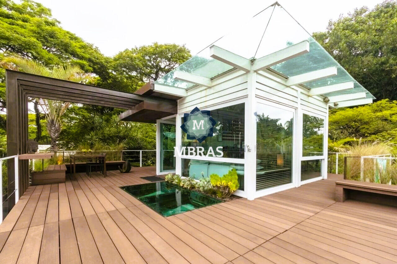 Residência no miolo do Jardim Europa