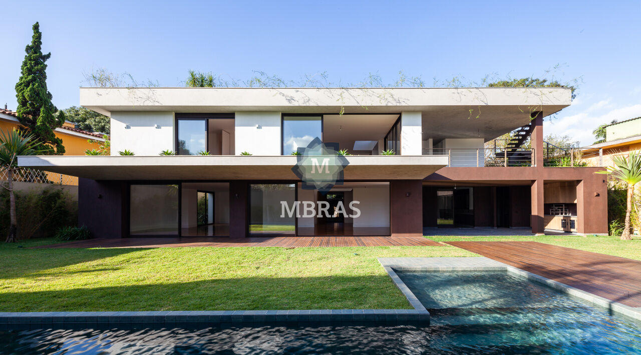 Casa contemporânea cercada de verde no melhor de Alto de Pinheiros