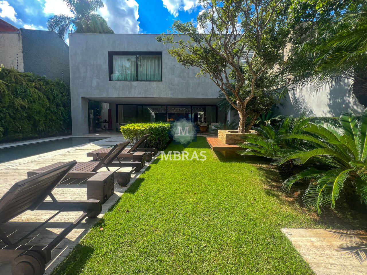 Casa no Jardim Paulistano com paisagismo por Gilberto Elkis