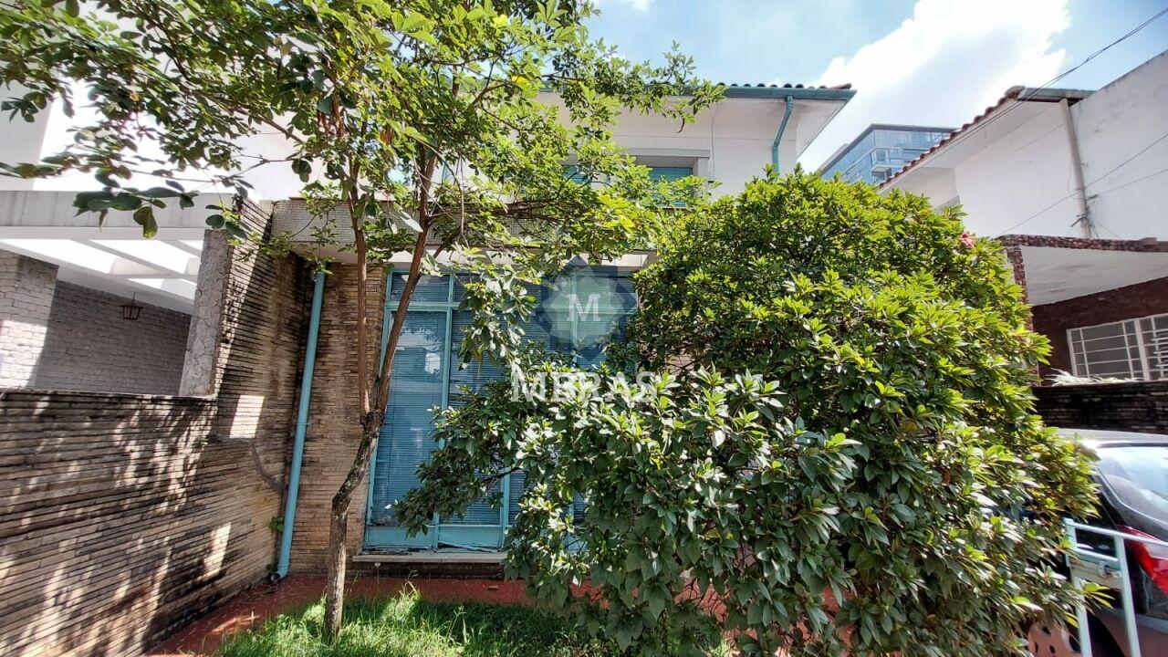 Oportunidade de Investimento no Jardim Paulistano: Casa Espaçosa com Potencial de Retrofit