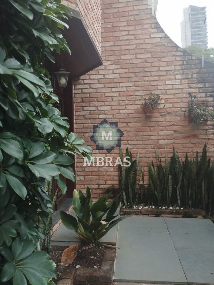 Charmosa casa próxima ao Metrô