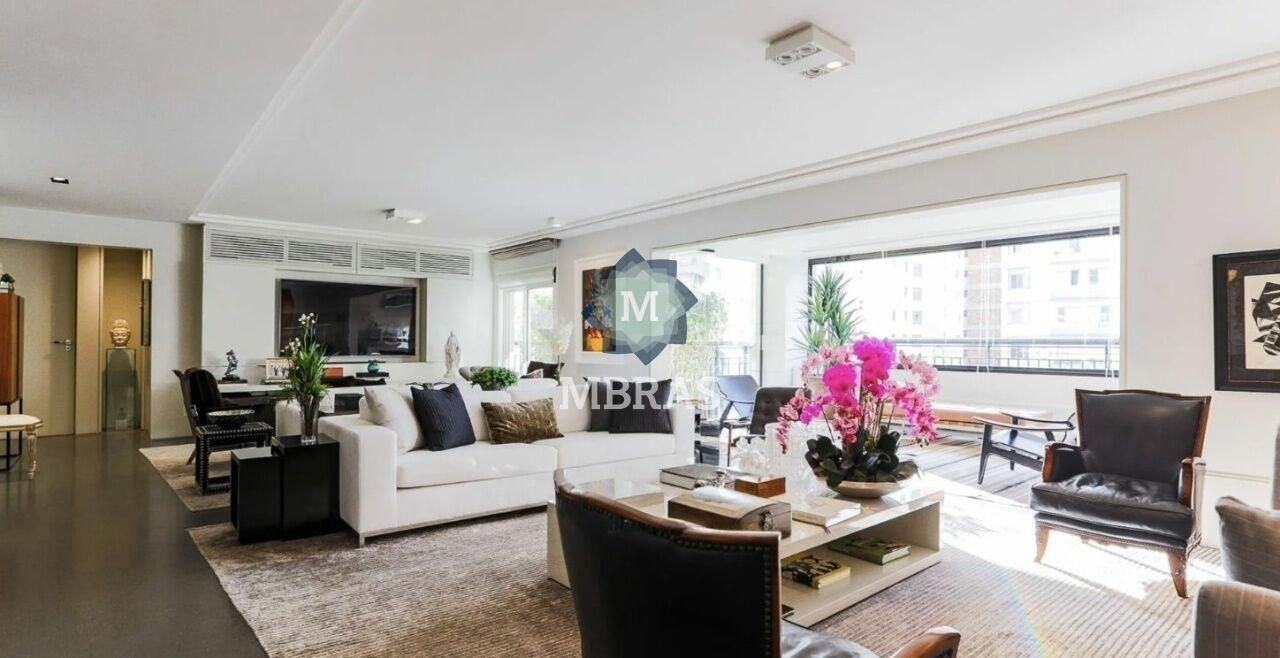 Apartamento impecável com projeto de Roberto Migotto