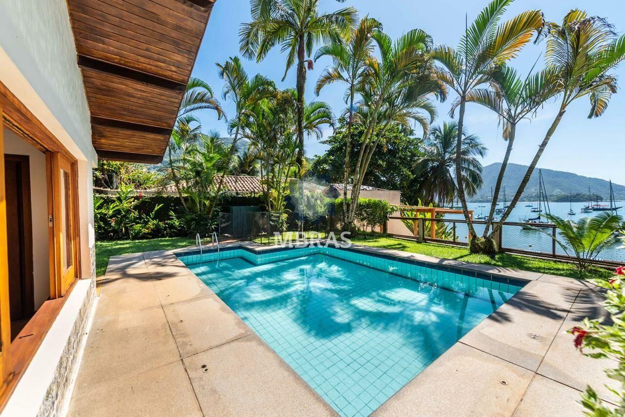 Paraíso à Beira-Mar: Mansão Exclusiva Pé na Areia em Ubatuba