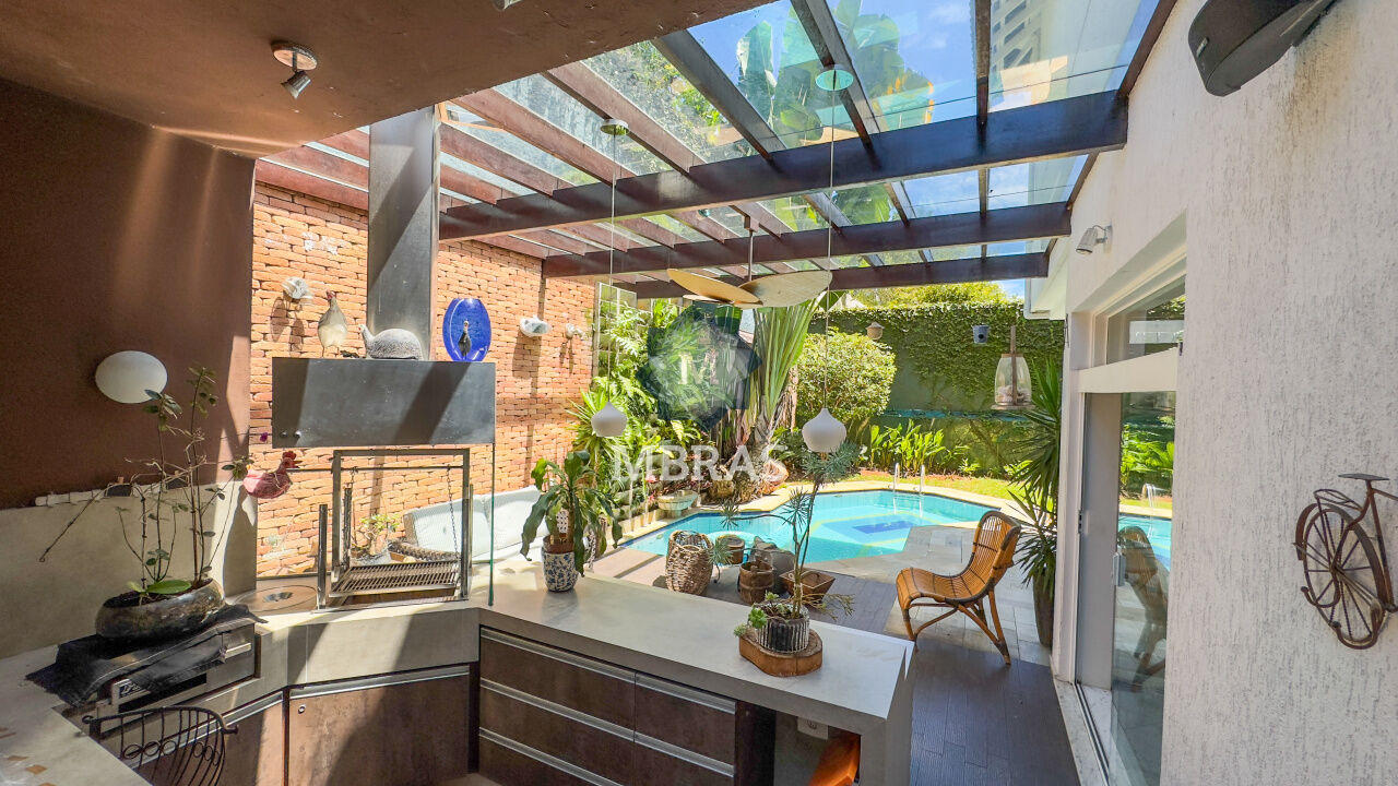 Casa com 4 quartos, com jardim e piscina em bolsão residencial fechado
