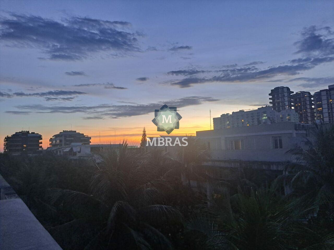 COBERTURA DUPLEX COM VISTA ESTONTEANTE A POUCOS PASSOS DA PRAIA DA BARRA.