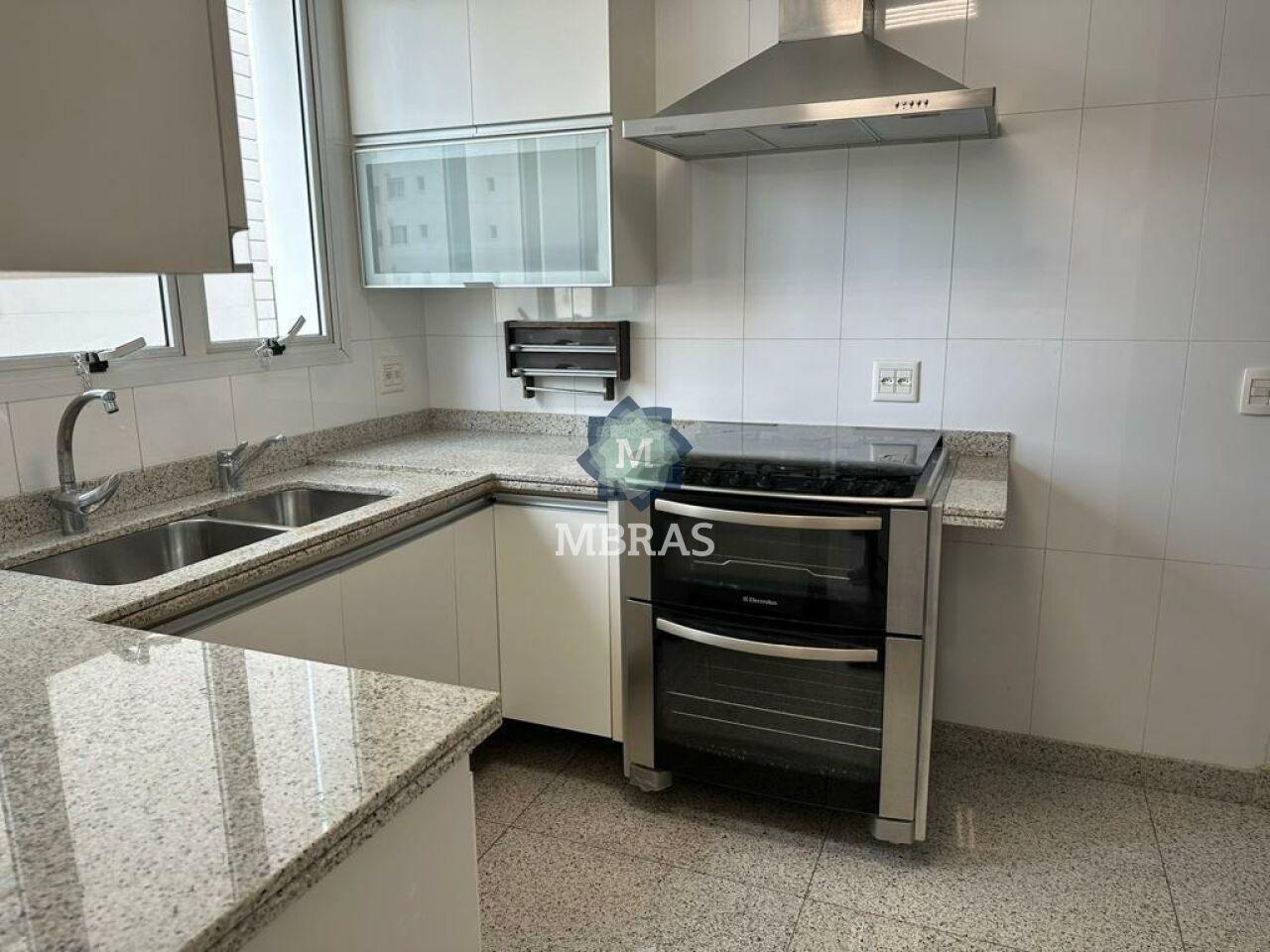 Lindo e Imponente Neoclássico no Campo Belo, um apartamento por andar