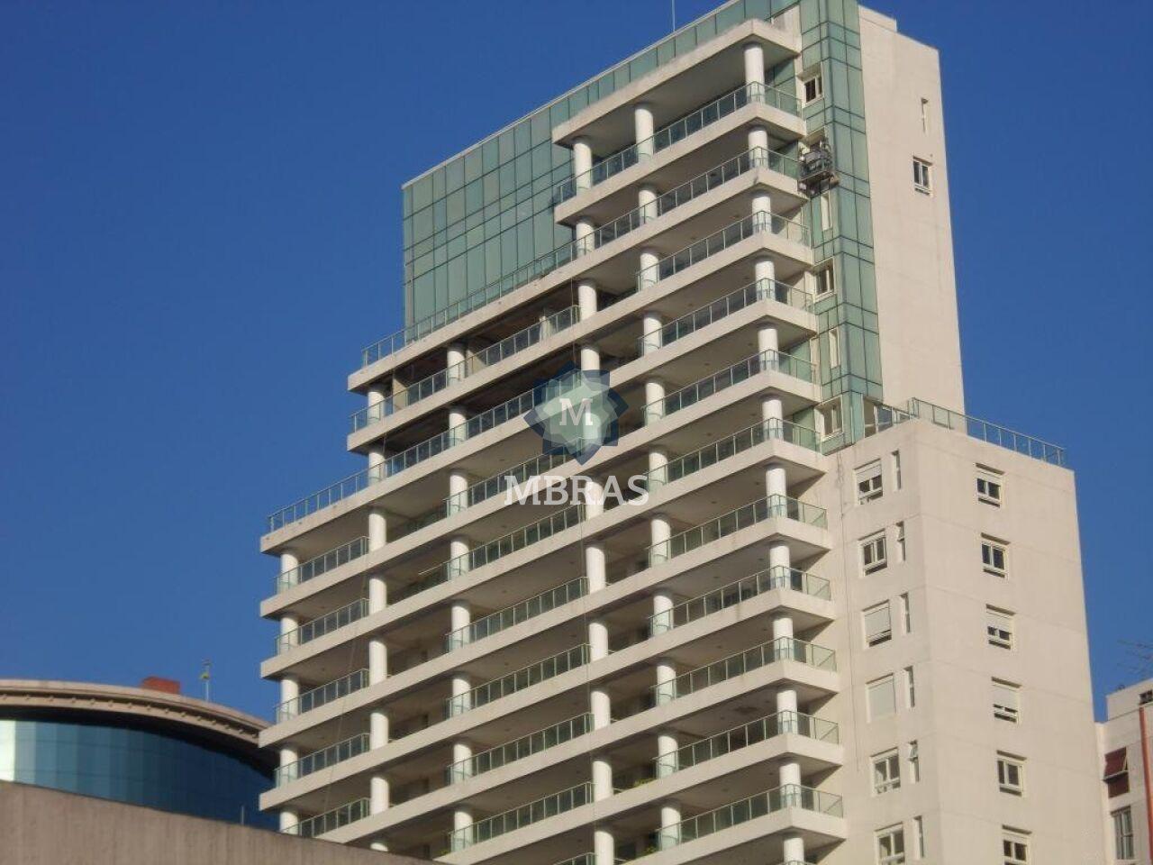 Apartamento charmoso em andar alto  no Itaim