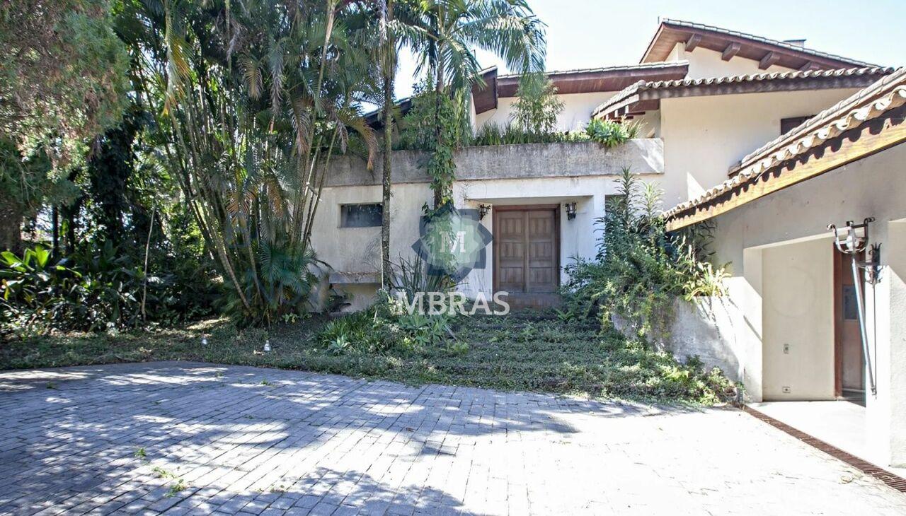 Casa com 1.296m² em terreno arborizado de 2.000m² / Ótima oportunidade para reforma