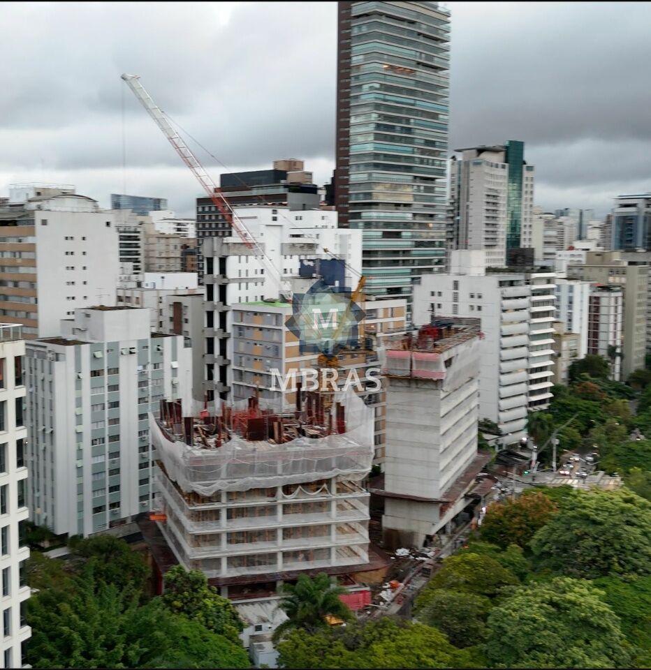 Apartamento em edifício assinado por Isay Weinfeld