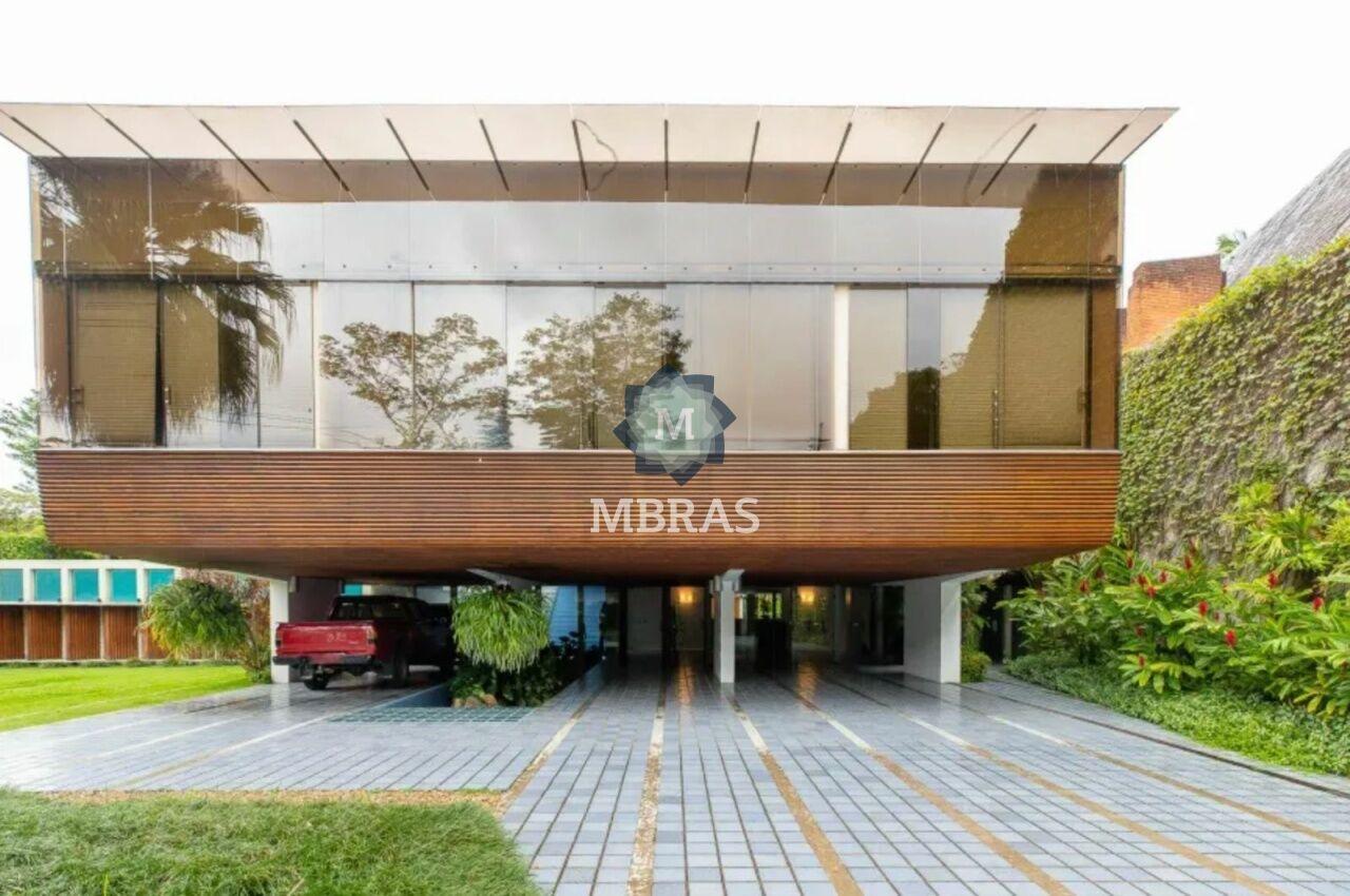 Casa imponente com projeto assinado por Sérgio Bernardes