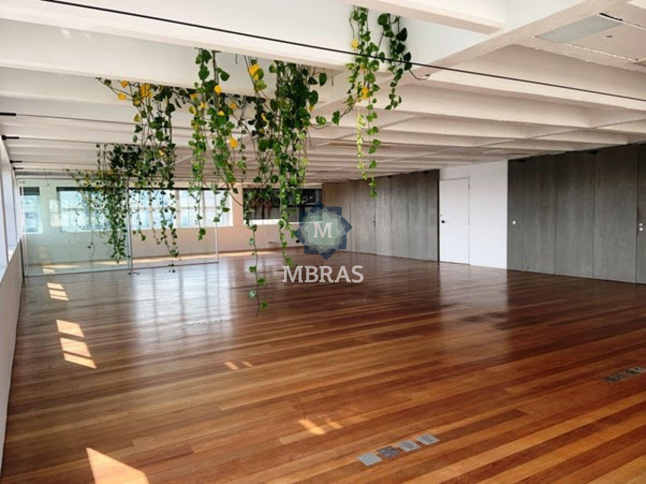 Conjunto comercial ao lado do shopping Iguatemi