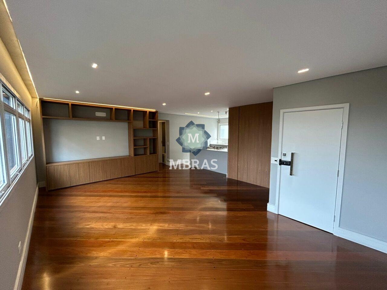 Apartamento totalmente reformado. Conforto, funcionalidade e localização privilegiada no coração do