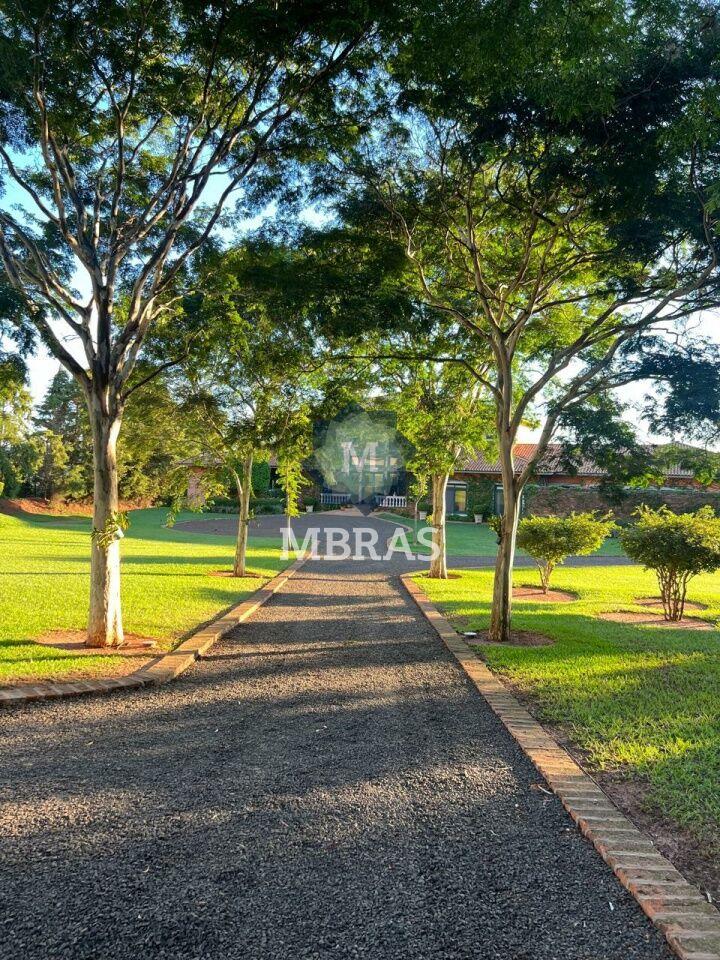 Casa Magnífica de 1.600 metros de construção com 10.000 metros de terreno na melhor localização