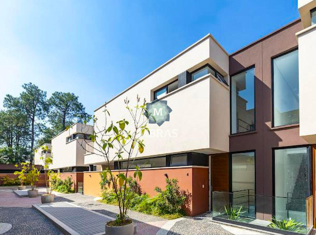 Casa de Condomínio com 4 Quartos e 5 banheiros à Venda, 541m²m