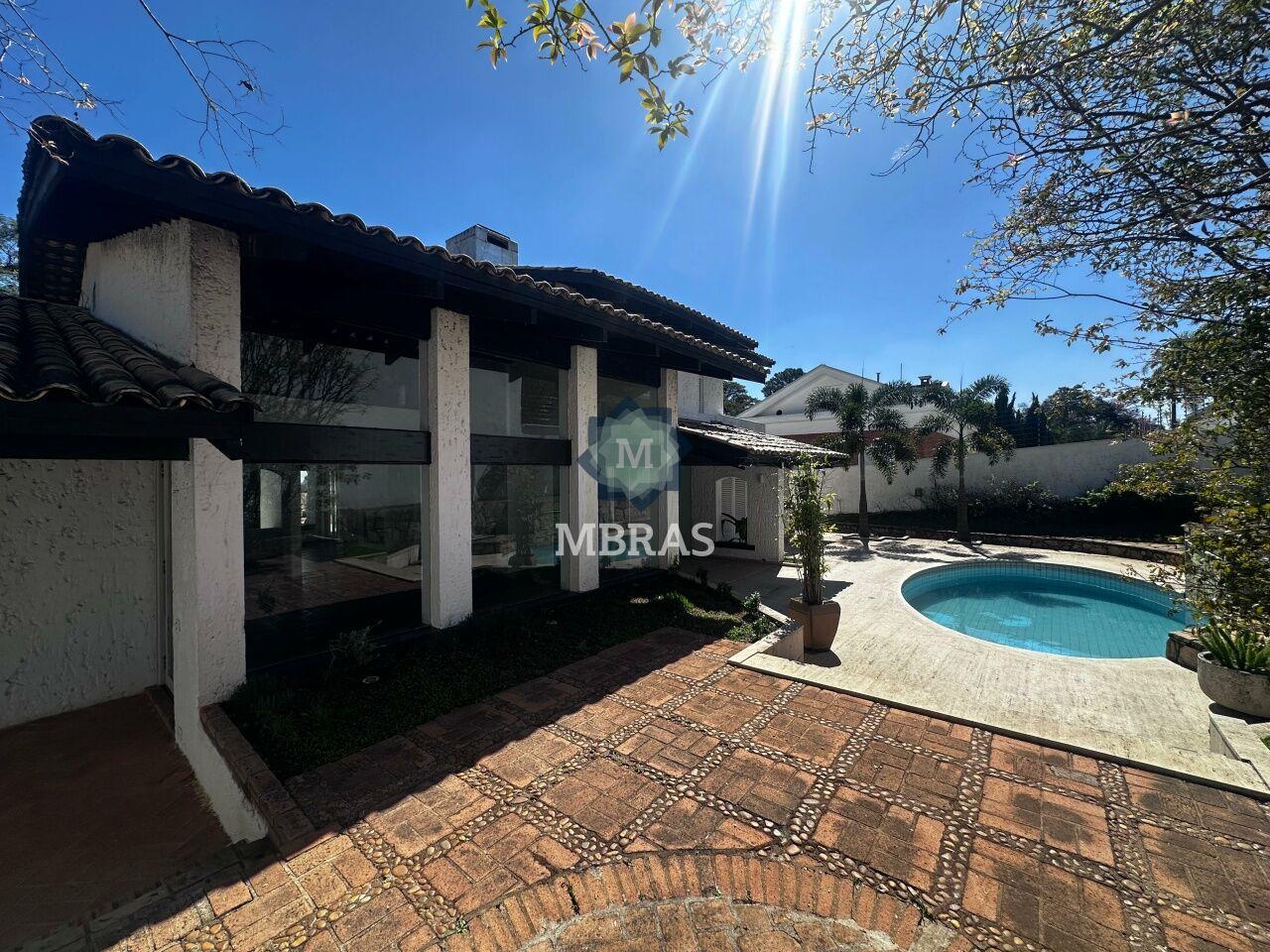 Casa Espaçosa com Piscina e 4 Vagas no Coração do Jardim Guedala