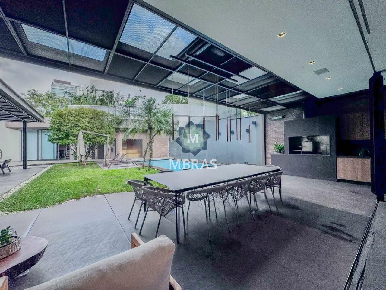 Linda casa moderna no Jardim Europa